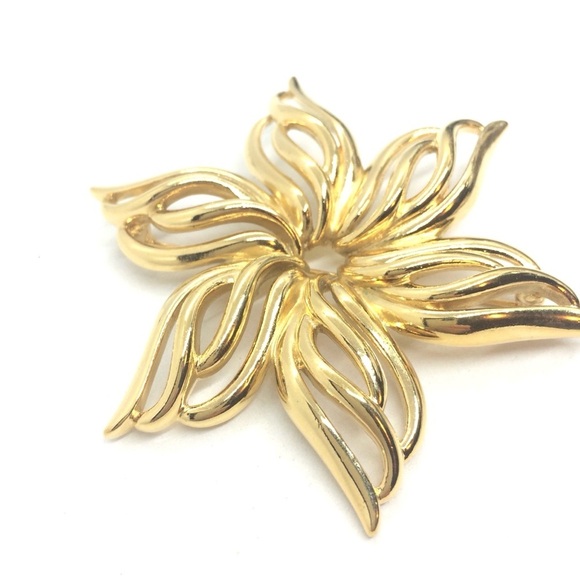 VINTAGE MONET FLOWER BROOCH LARGE OPEN WORK STATEMENT GOLD TONE DOMED PIN WHEEL - Picture 4 of 14